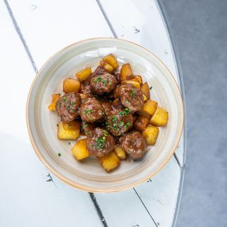 Albóndigas De Ternera Con Salsa De Oporto Y Patatas