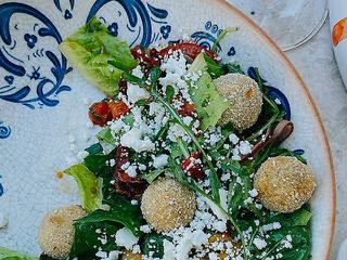 Салат з кефтедакі з телятини, каперсами, печеним перцем та грецькою фетою (220г)