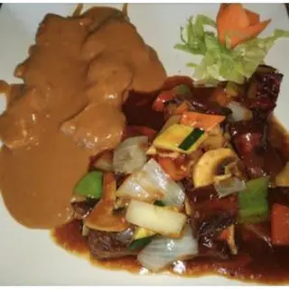 M15. Costilla Picante Y Pollo Sate