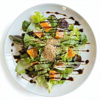 Insalata del giorno con salsa di sesamo