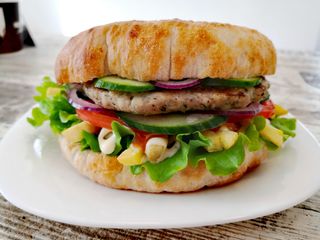 Бургер с пилешко кюфте (350г)