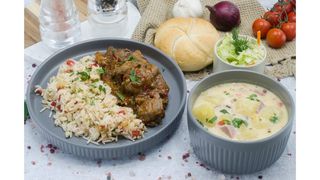 Ciorba de cartofi cu afumatura,ficatei de pasare cu sos de ceapa,pilaf de orez,salata de varza alba,chifla