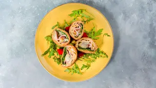 Šunka, rukola, gorgonzola pohovana palačinka