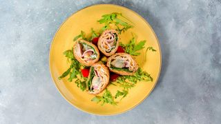 Šunka, rukola, gorgonzola pohovana palačinka