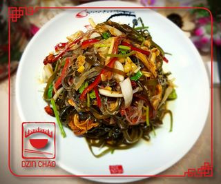 C1 წვრილად დაჭრილი წყალმცენარეების (კელპი) სალათი ნივრის საწებელში