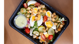 Sałatka- jajo na twardo z sosem bazyliowym