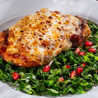 ქათმის შნიცელი არომატული მწვანილით და ყველით