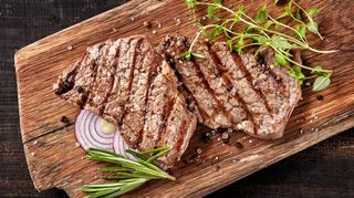 Bistecca ai ferri con insalata verde