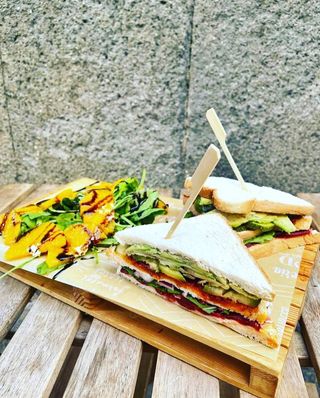 Vegan mumbo toast servito con rucola, arancia e crema balsamica