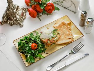 Tartar de somon cu Mix Salad și pâine prăjită