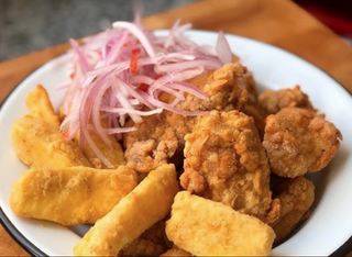 Chicharrón de pollo con Patata Y salada Mixta 