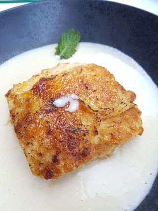 Torrija De Pan Brioche Caramelizada Y Leche De Almendras