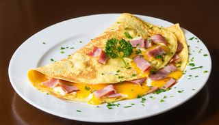 Omleta cu sunca si cascaval