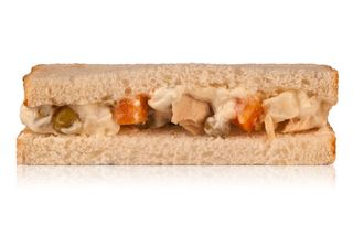 Sándwich de ensaladilla rusa