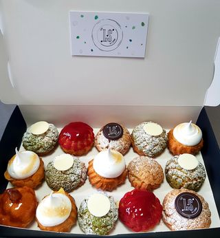 Cutie cu 15 mini choux a la crème asortate