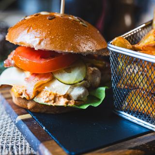 COMBO Burger Grilled Chicken, cartofi prajiti si Coca Cola doza 330 ml