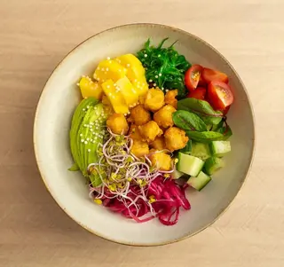 Poke z tofu w tempurze