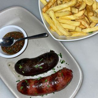 Chorizo con  morcilla y fritas