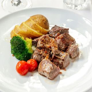 Salteado De Solomillo En Su Jugo Al Ajo Rústico