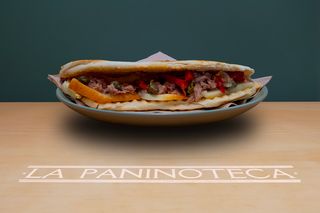 35 Tonno sott'olio, scamorza, peperoni e capperi