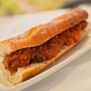 Bocadillo Albóndigas En Salsa