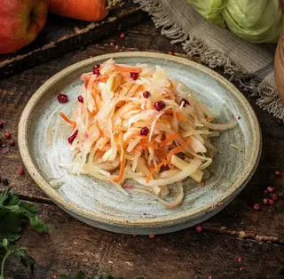 Салат із маринованої капусти та яблук