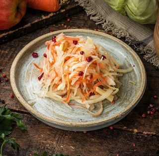 Салат із маринованої капусти та яблук
