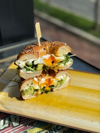 Bagel cu ou si avocado