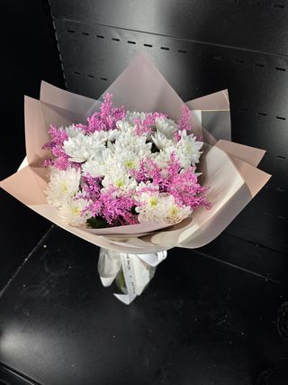 Buket sa 5 hrizantema i 4 solidaga sa pakovanjem