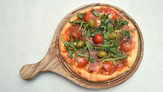 Pizza sa njeguškom pršutom