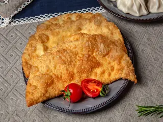 Cheburek cu carne de miel