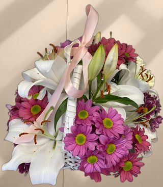 Кошница с лилиум (1бр) и хризантеми (6бр)