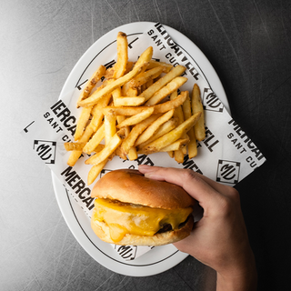 207 Heüra cheeseburger amb formatge fos i relish de cogombre