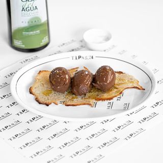 Chocolate, pan, aceite, y sal