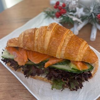 Круасан з лососем та крем сиром