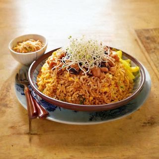 Aeropuerto Arroz Chaufa Con Fideos Chinos Y Brotes De Soja