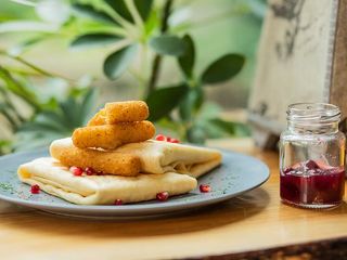 Naleśniki z panierowanym serem