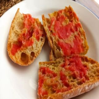 Pan De Coca Con Tomate 
