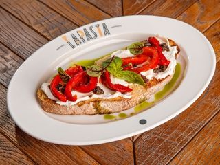 Брускета з фетою, печеним перцем, та трюфельною пастою (150г)