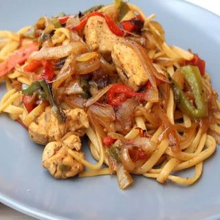 Tallarines Fritos Con Pollo