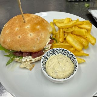 tuna burger+ patatine fritte