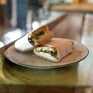 Sendvič sa piletinom i pesto sosom