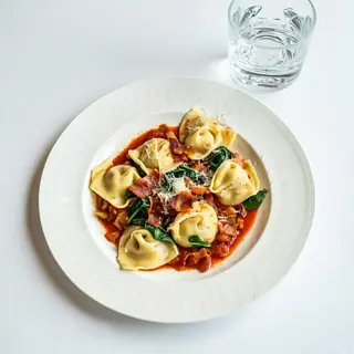 Menù tortelloni con ricotta e spinaci all'amatriciana
