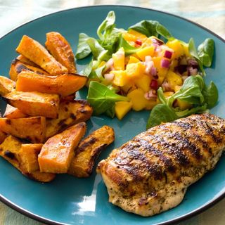 Pierś z kurczaka z grilla, sos ziołowy,frytki,surówka 