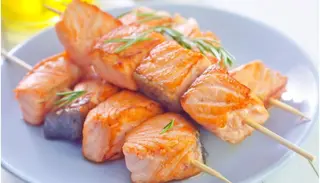 72.Kushiyaki de salmón (3 uds)