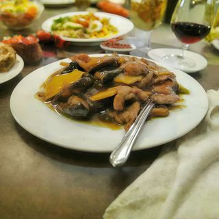 Cerdo Con Bambú Y Setas Chinas