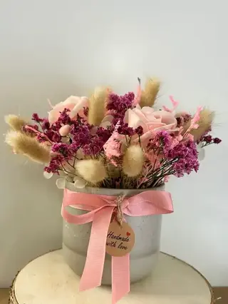 Cerâmica com Flores Preservadas (tons de rosa)