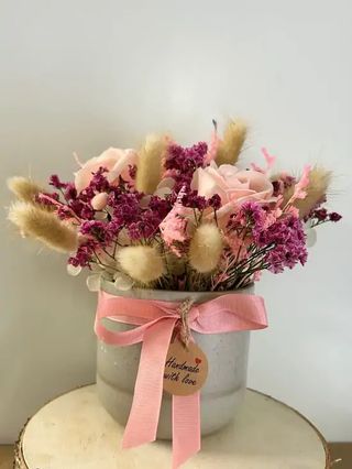 Cerâmica com Flores Preservadas (tons de rosa)