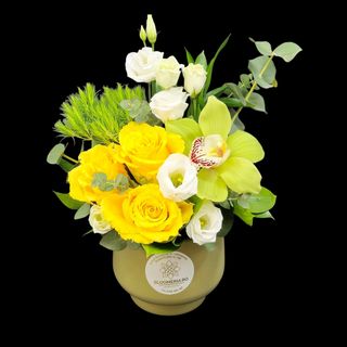 Aranjamnt floral galben, verde și alb