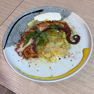 Pulpo a la crema al ajo tostado gratinado al horno